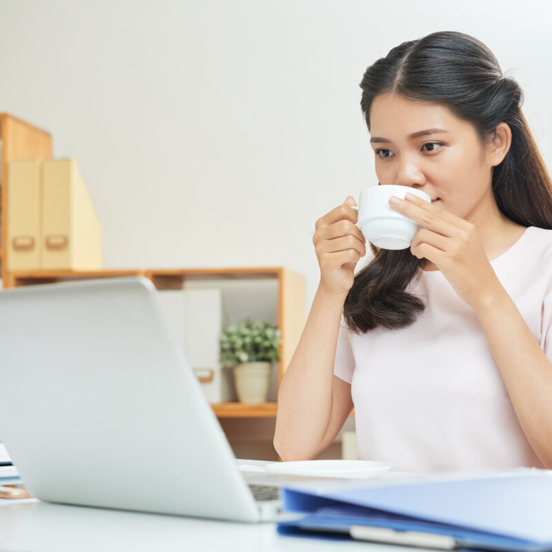 Pengaruh Kebiasaan Minum Kopi dan Teh terhadap Warna Gigi: Fakta dan Solusi