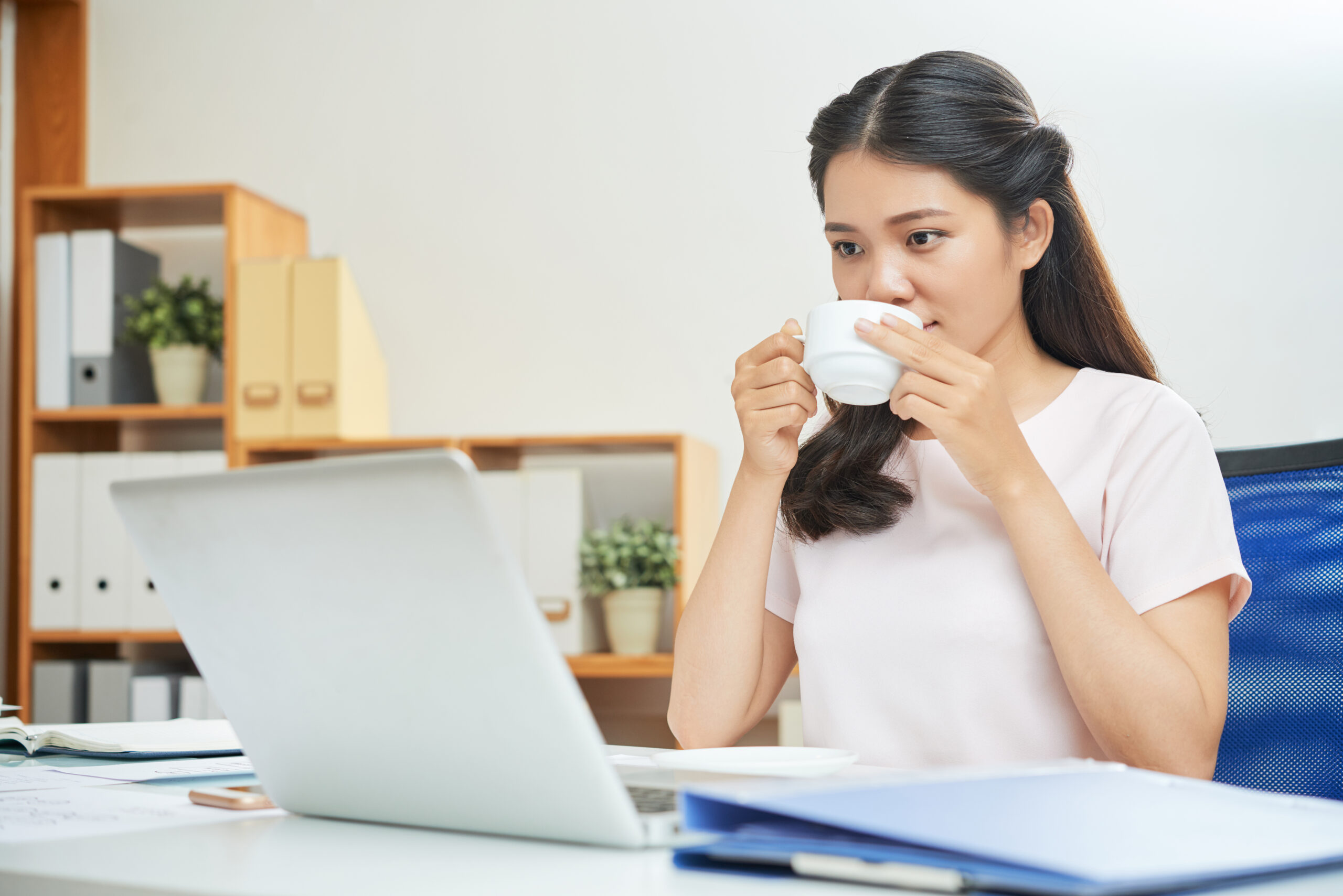 Pengaruh Kebiasaan Minum Kopi dan Teh terhadap Warna Gigi: Fakta dan Solusi